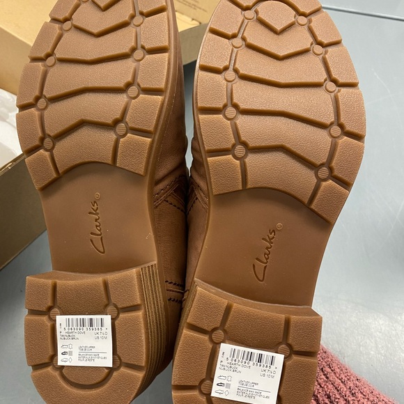 New Clarks hearth dove - tan nubuck leather booties - ankle boots - 10 - Picture 4 of 9